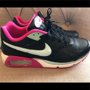 Woman’s Nike shoes sz 11